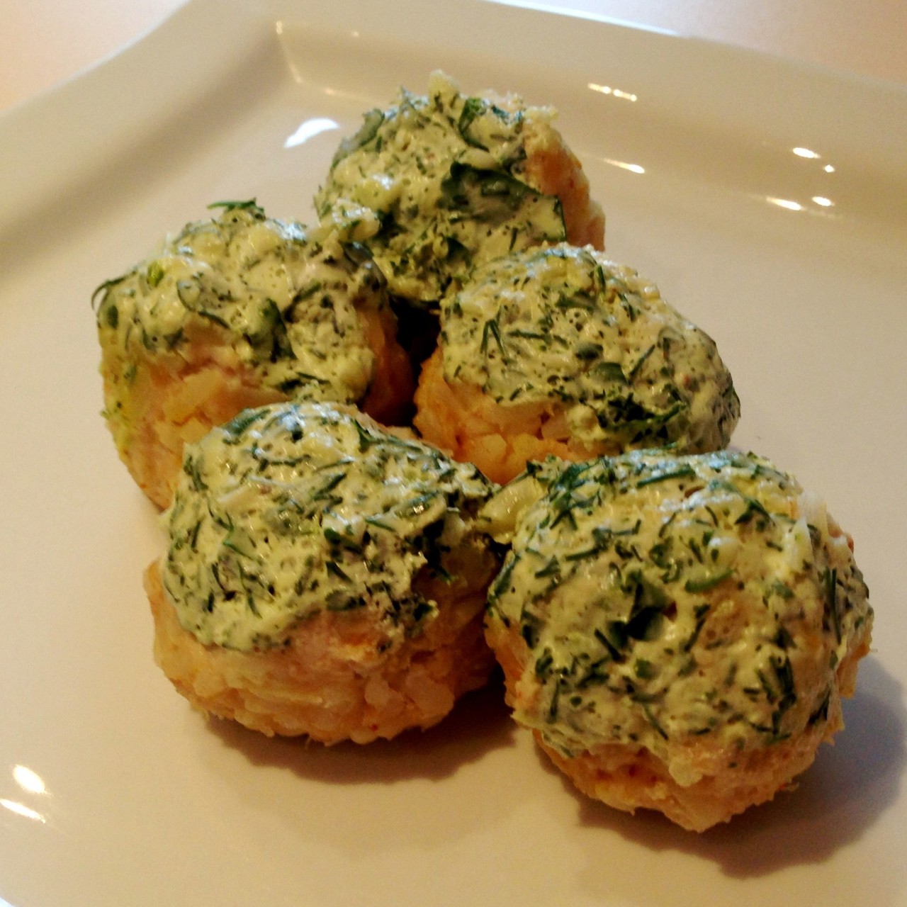 Легкие куриные тефтели на пару со сметанно-чесночным соусом