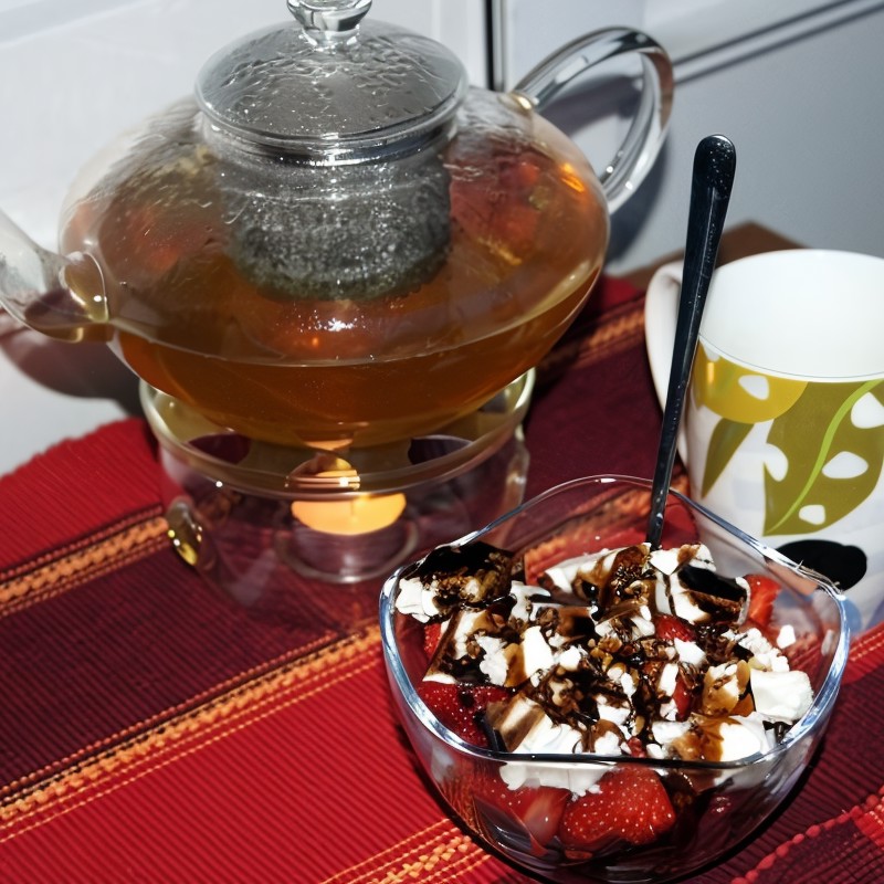 Легкий салат с клубникой и овечьим сыром