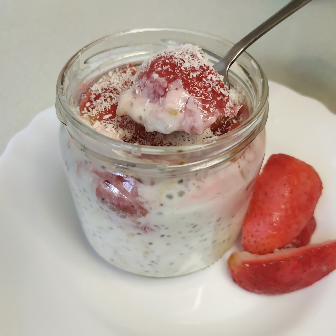 Ленивая овсянка с клубникой