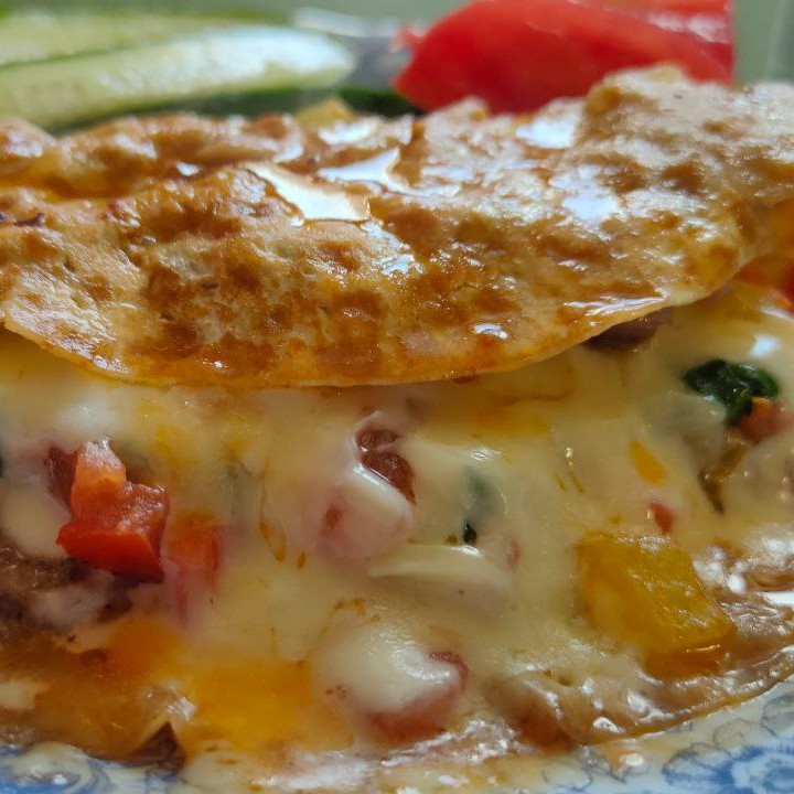 Лепешка с фаршем и овощами на завтрак