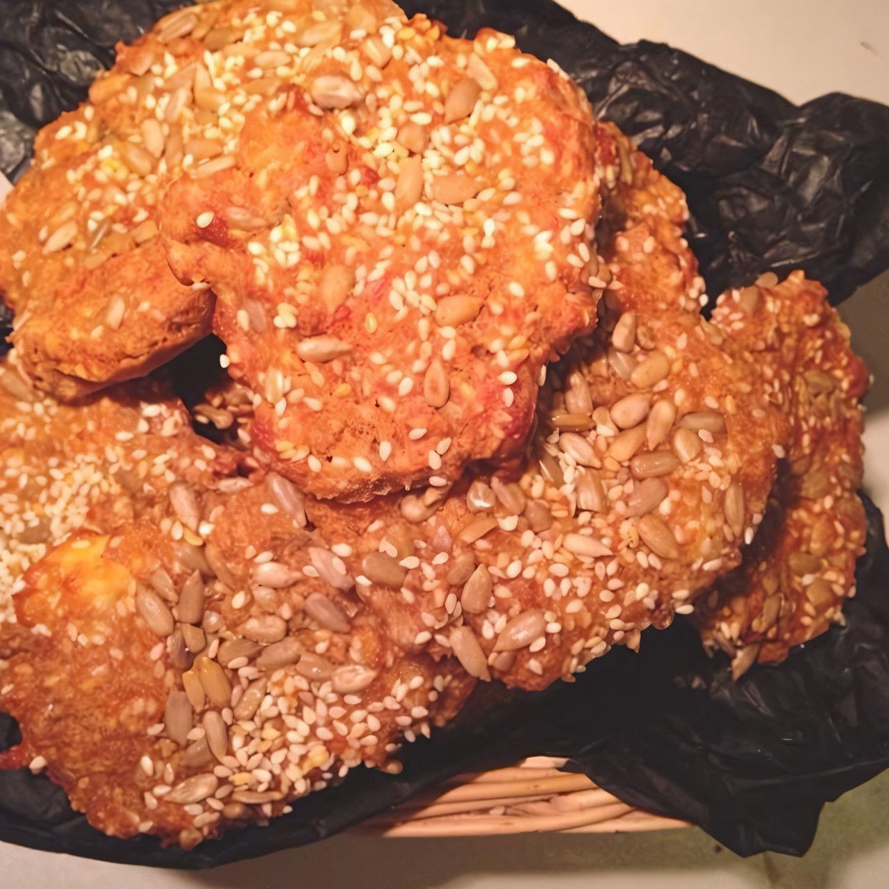 Лепешки с кунжутом, семечками и сыром на сыворотке