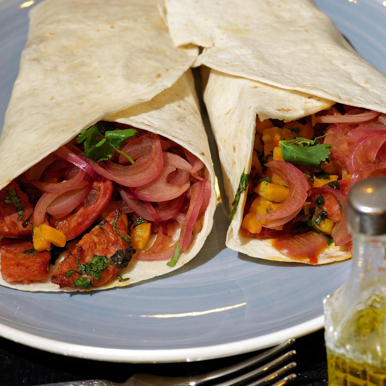 Лепешки с тыквой, острой колбасой и маринованным луком