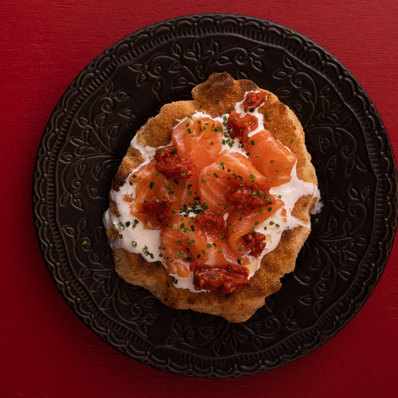 Лепешки со слабосоленым лососем, тартаром из томатов и страчателлой