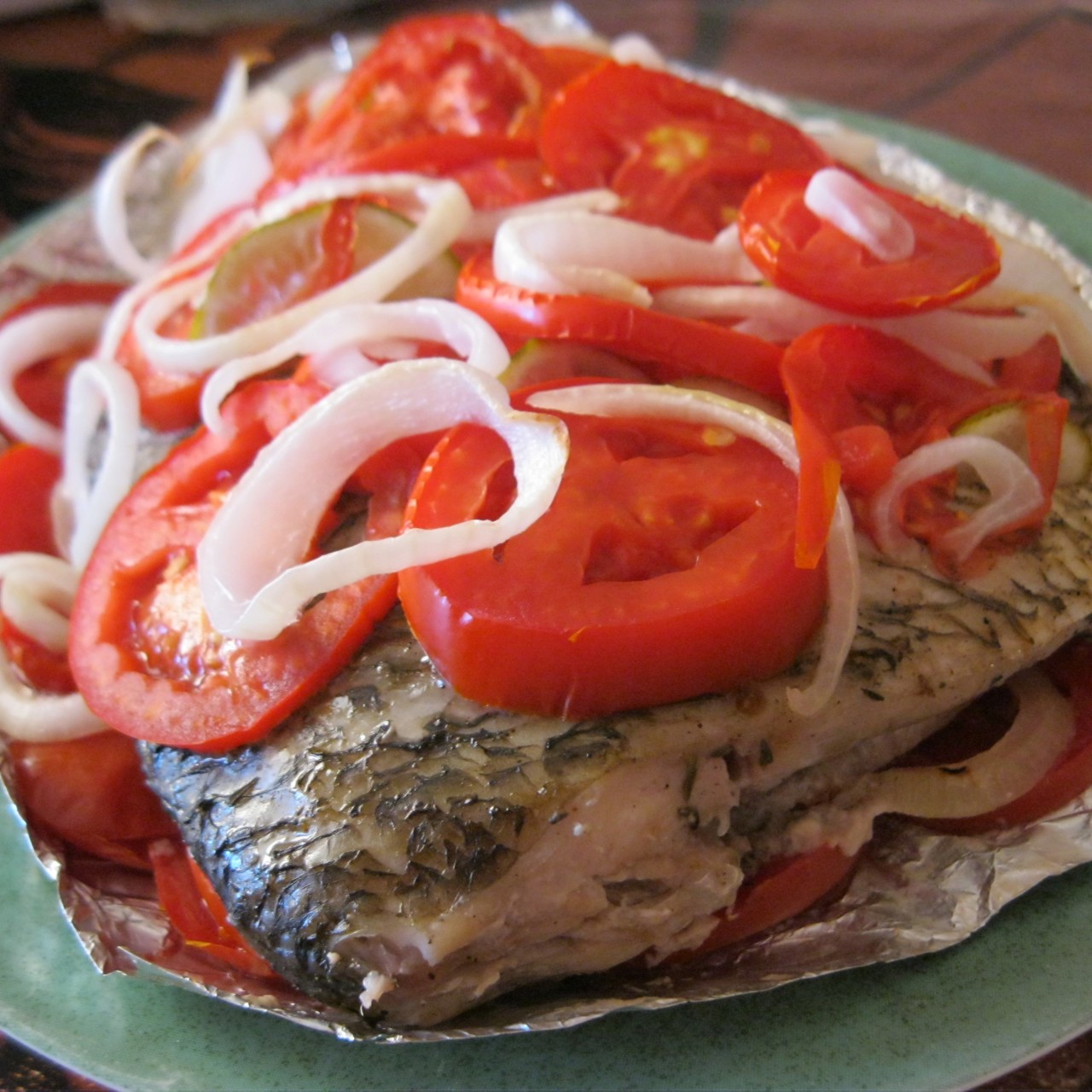 Лещ запеченный с лаймом и помидорами