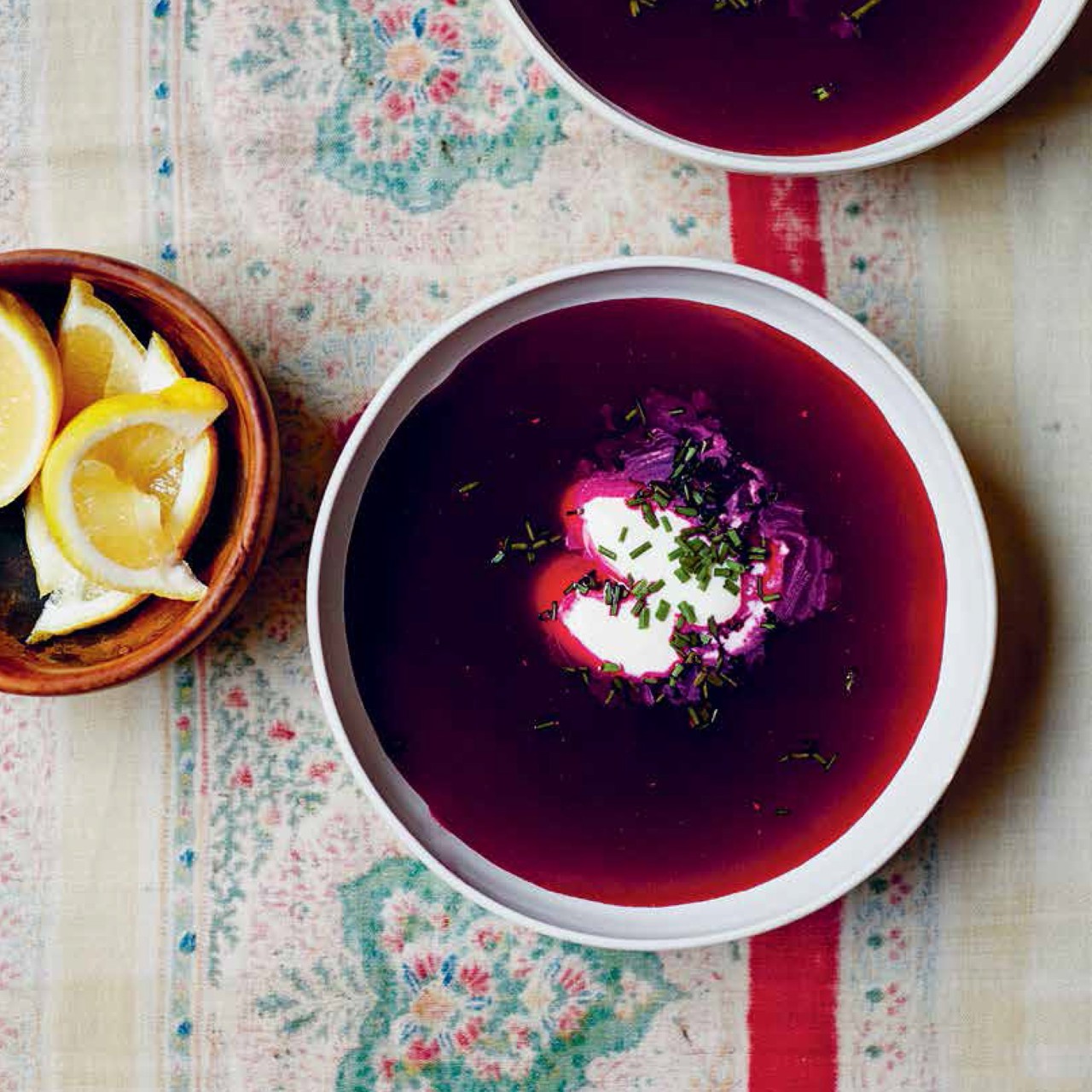 Летний борщ со сметаной и зеленым луком