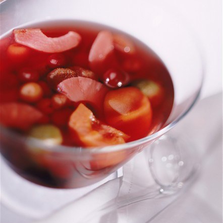 Летний фруктово-ягодный пунш с розовым шампанским