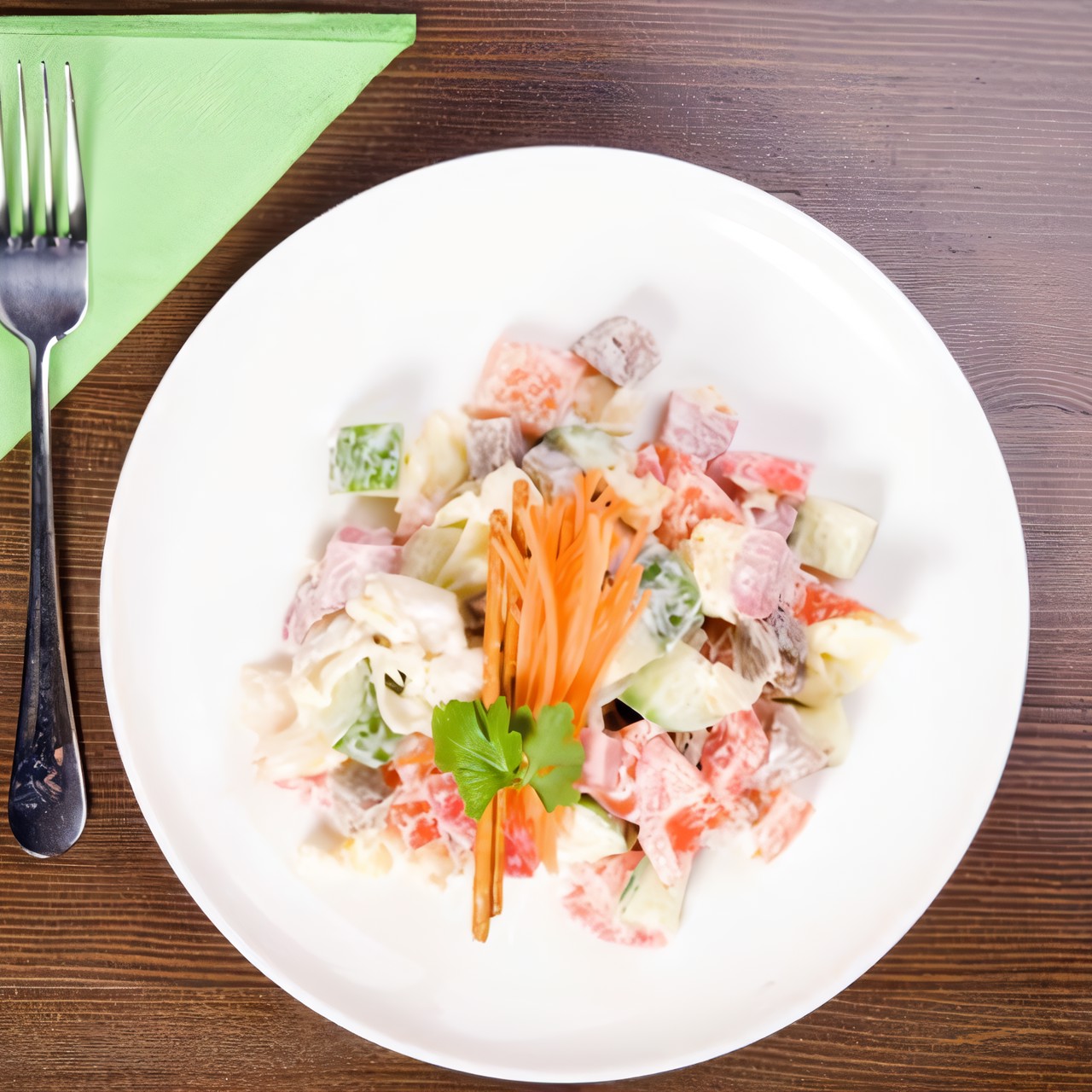 Летний салат с беконом и грецкими орехами