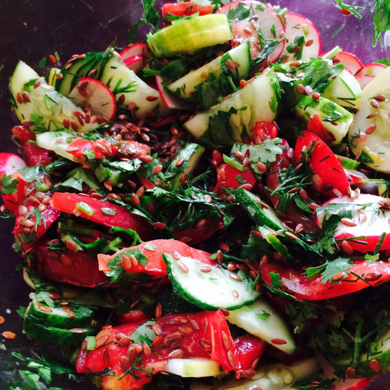 Летний салат с льняным маслом