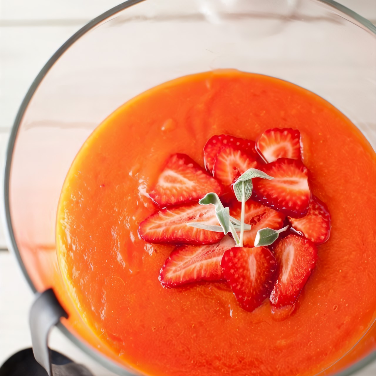 Летний суп-пюре с папайей и клубникой