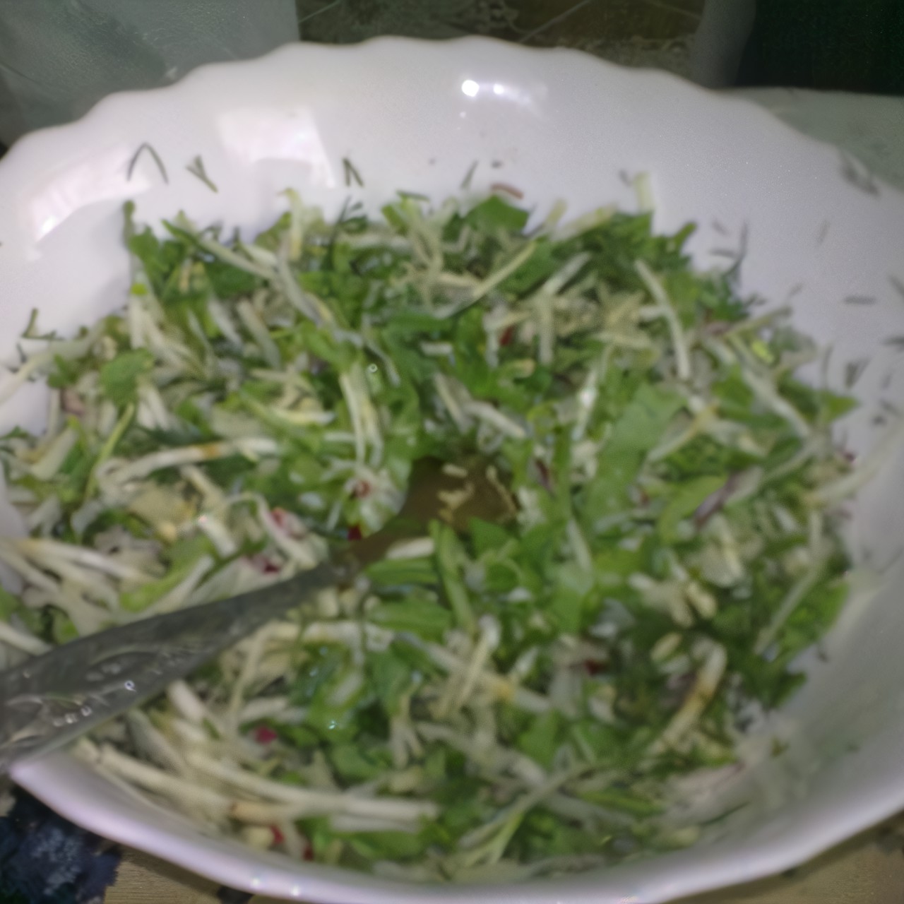 Летний зеленый салат с редисом