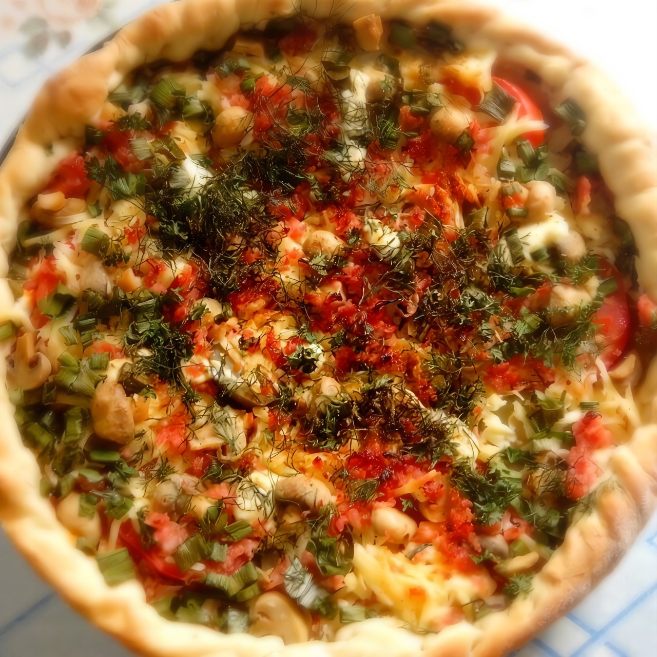 Летняя пицца с колбасой и овощами