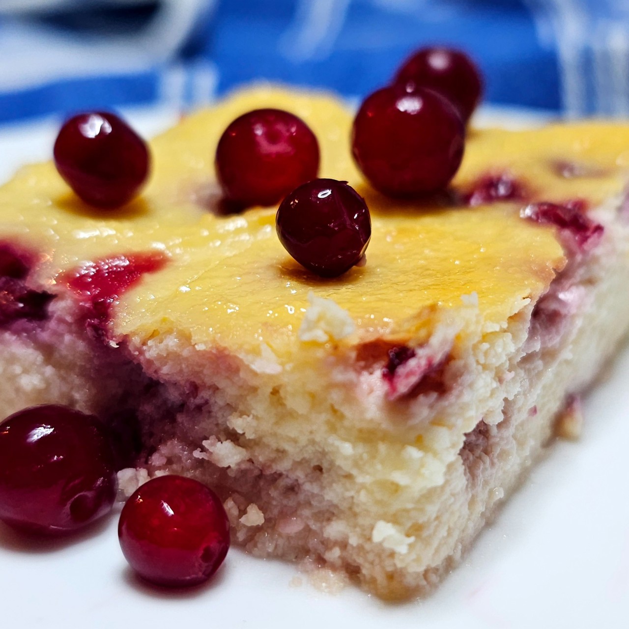 Лимонная запеканка с брусникой