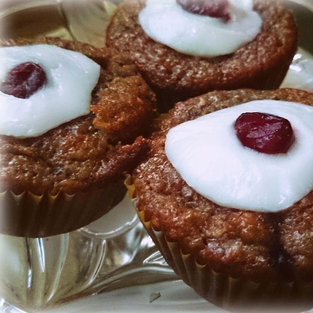 Лимонные маффины с черникой и сушенной клюквой