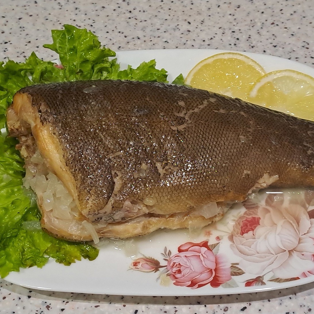 Линь запеченный в духовке с луком