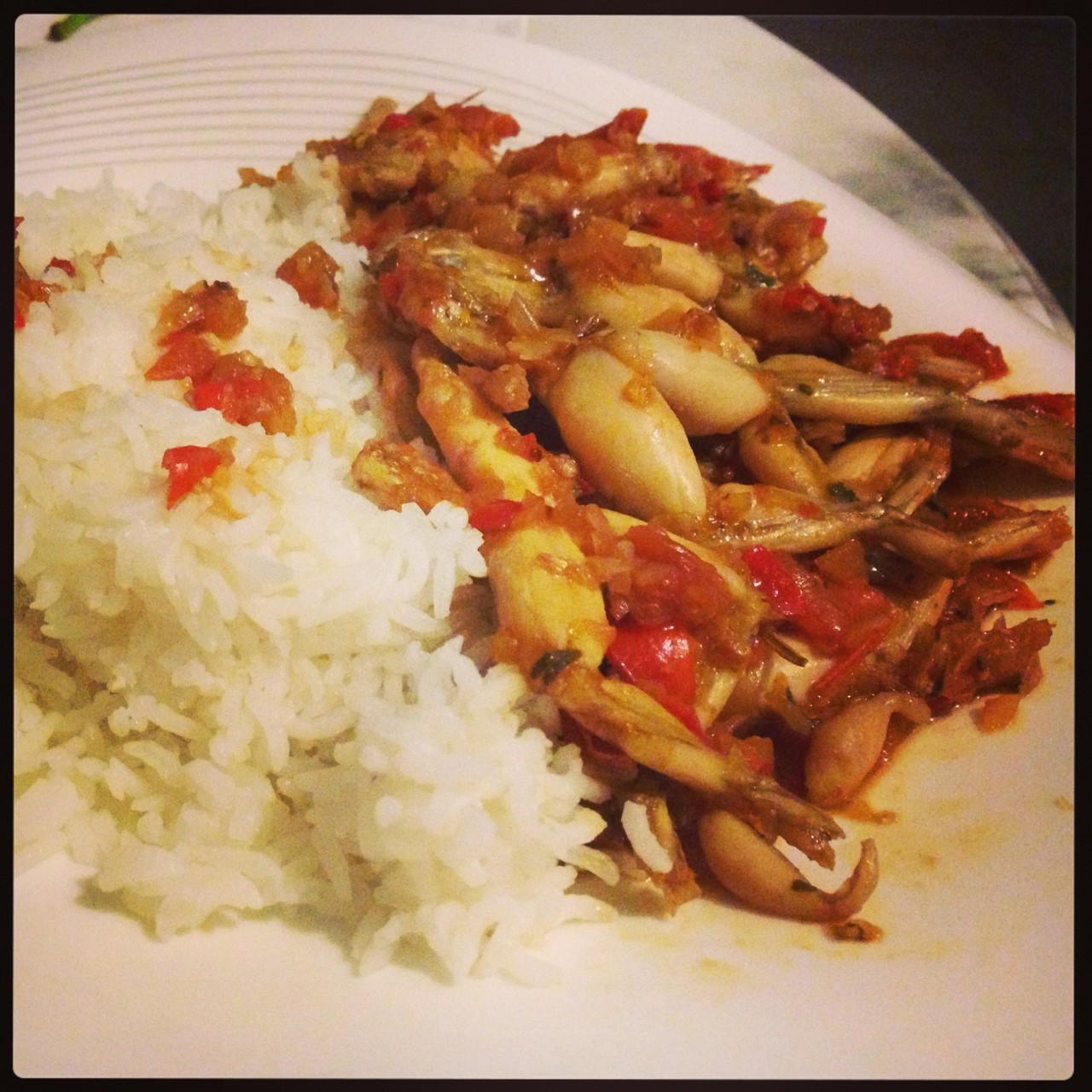 Лягушачьи лапки в остром томатно-чесночном соусе