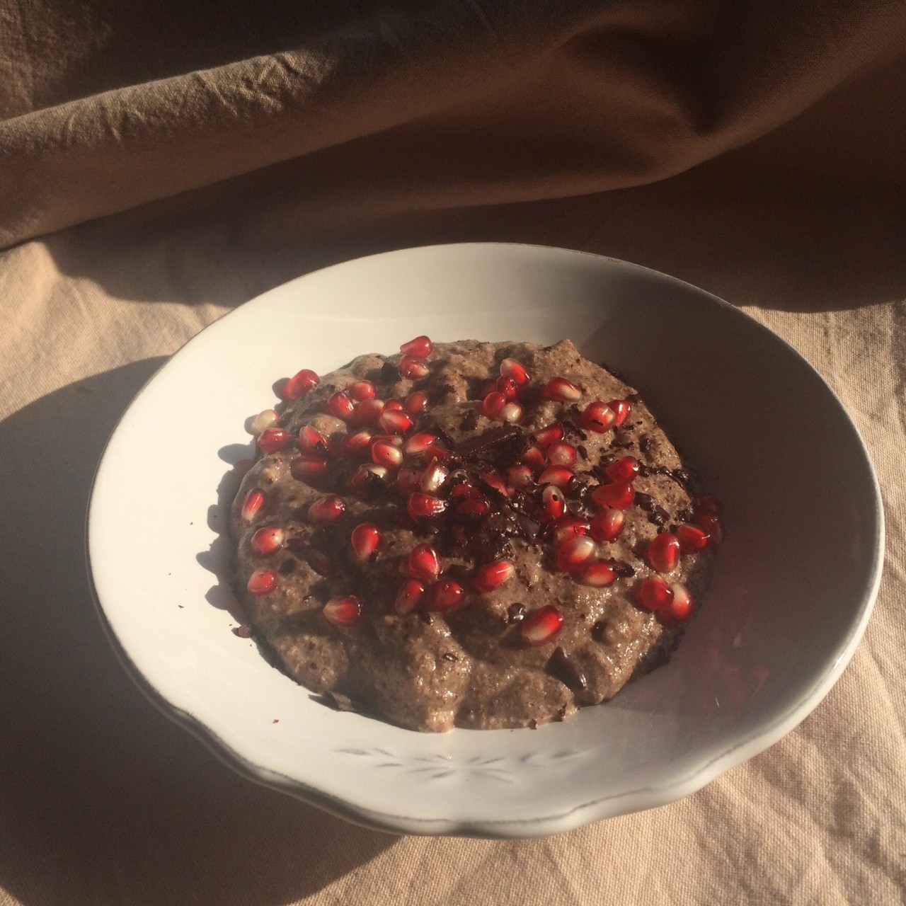 Льняная каша с гранатом и шоколадной крошкой