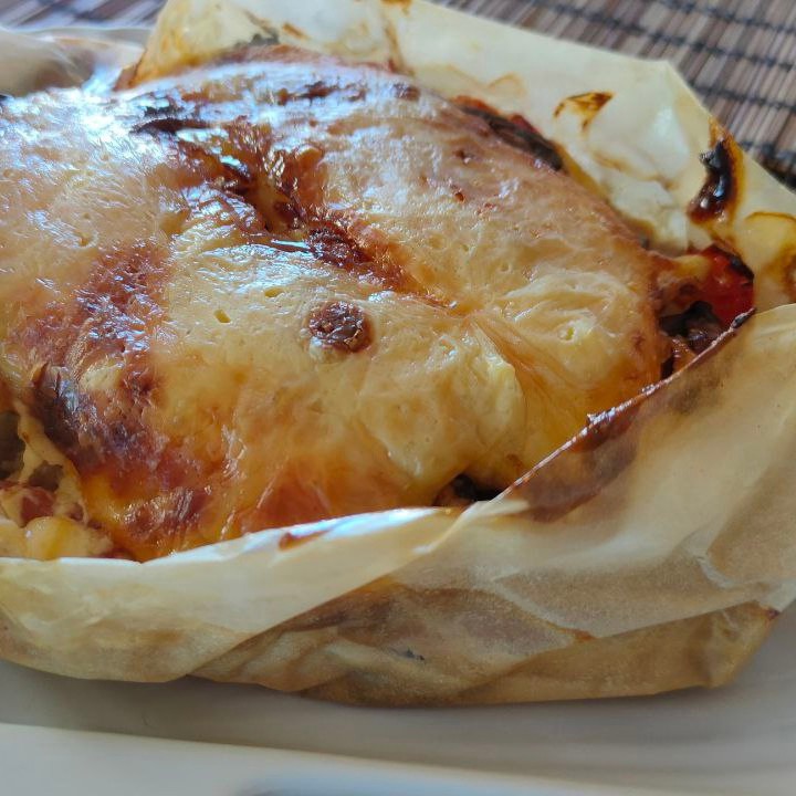 Лодочки с курицей, грибами, помидором и сыром