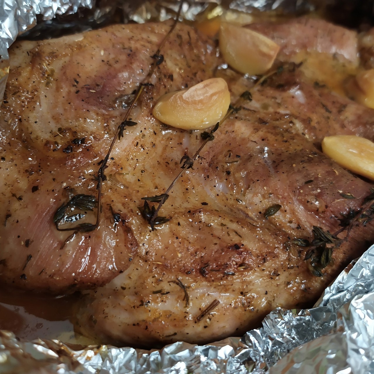 Лопатка, запеченная с чесноком и тимьяном