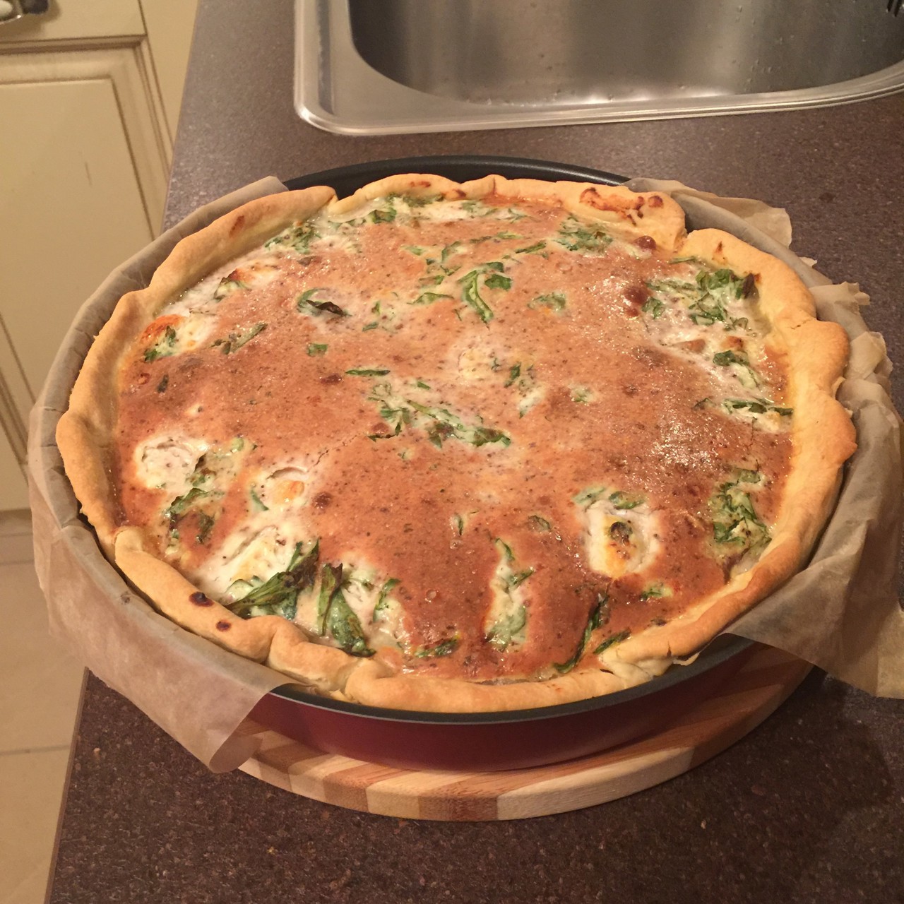 Лоранский пирог с лососем, рикоттой и шпинатом