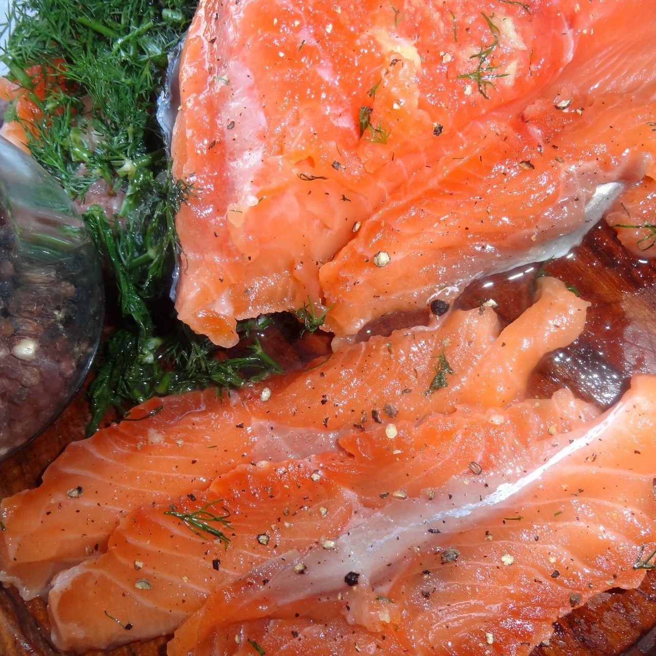Лосось малосольный в укропе