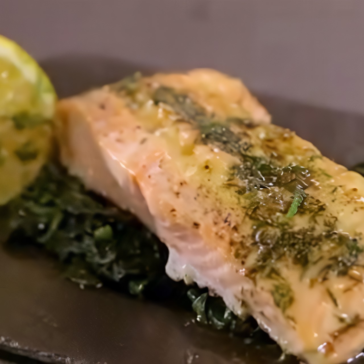 Лосось на подушке из шпината