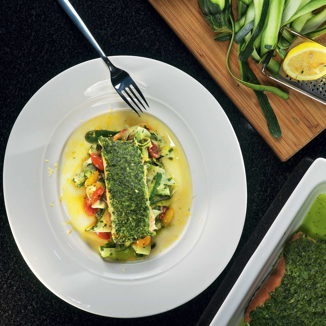 Лосось под корочкой из песто, с лапшой из цукини