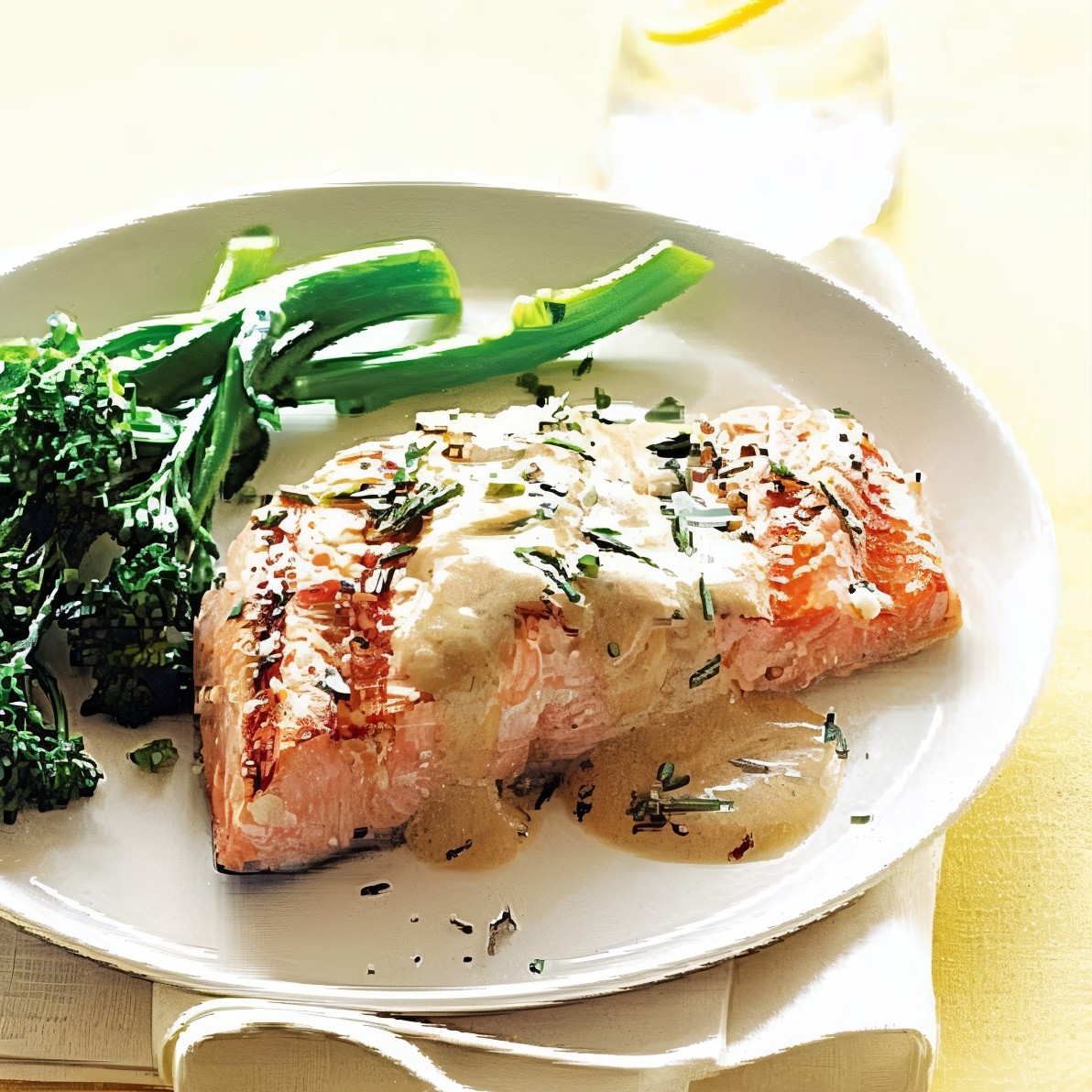 Лосось под огуречным соусом