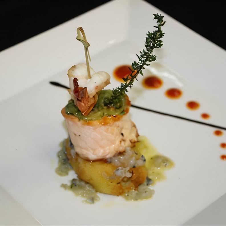 Лосось с крокетами из картофеля, дрессингом из огурца