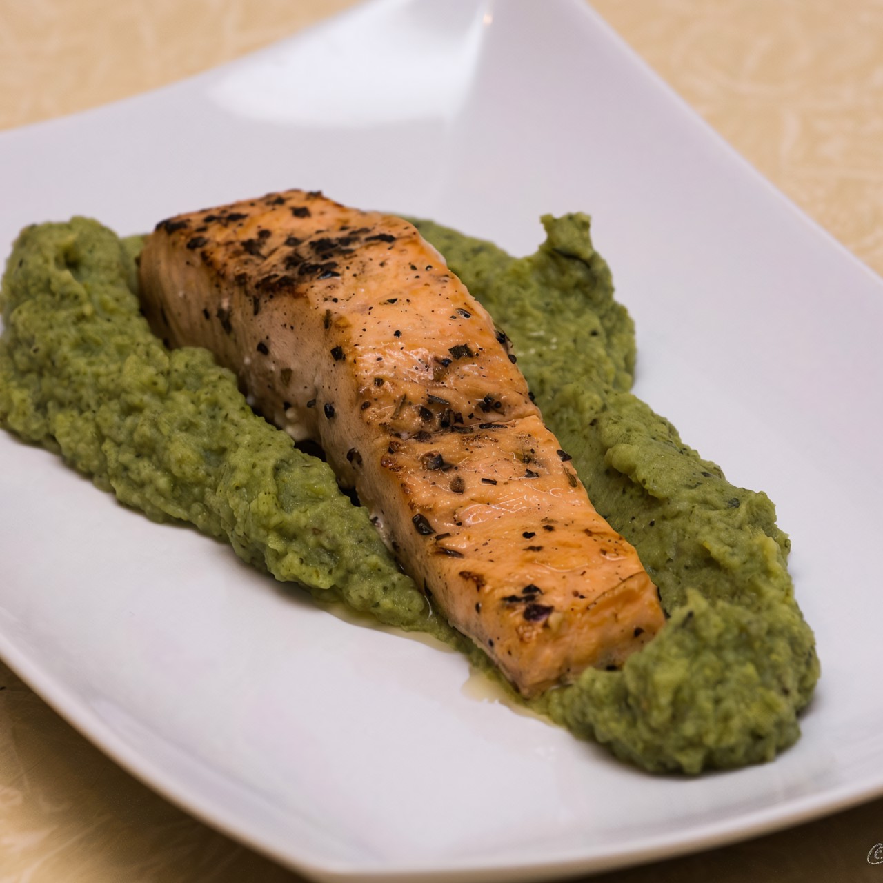 Лосось с прованскими травами и пюре из брокколи