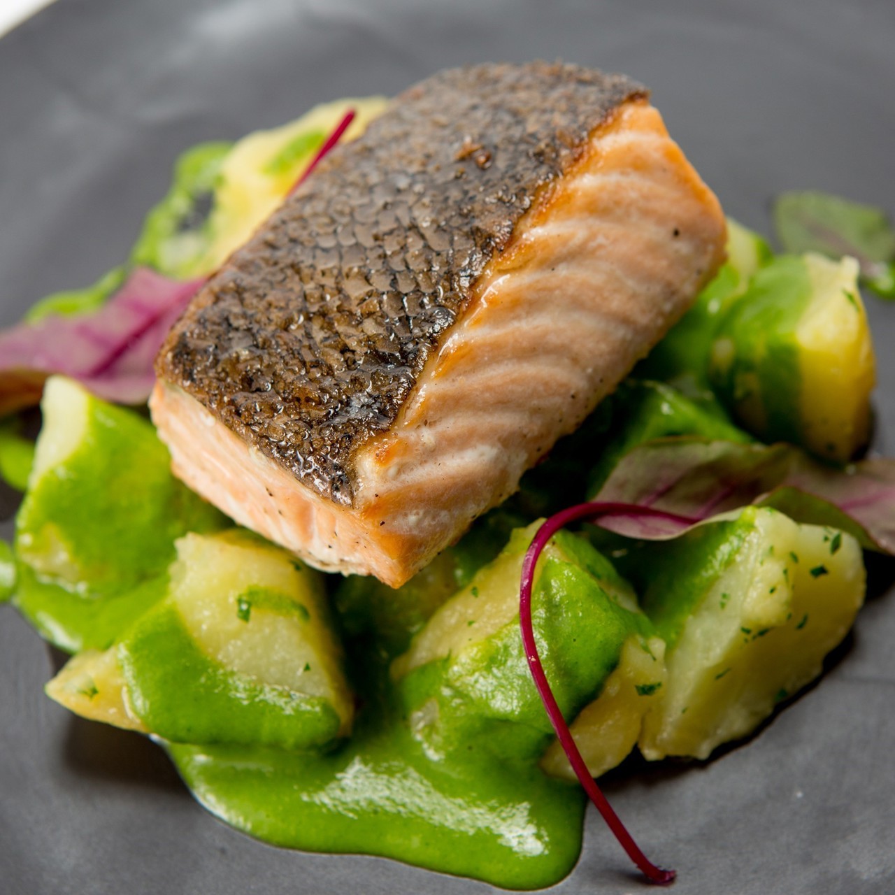 Лосось су-вид с отварным картофелем и соусом из петрушки