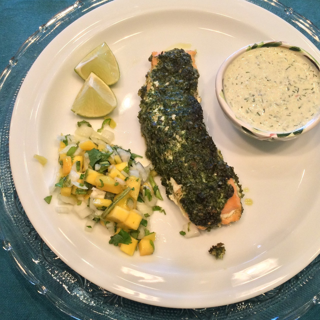 Лосось, запеченный под укропным песто