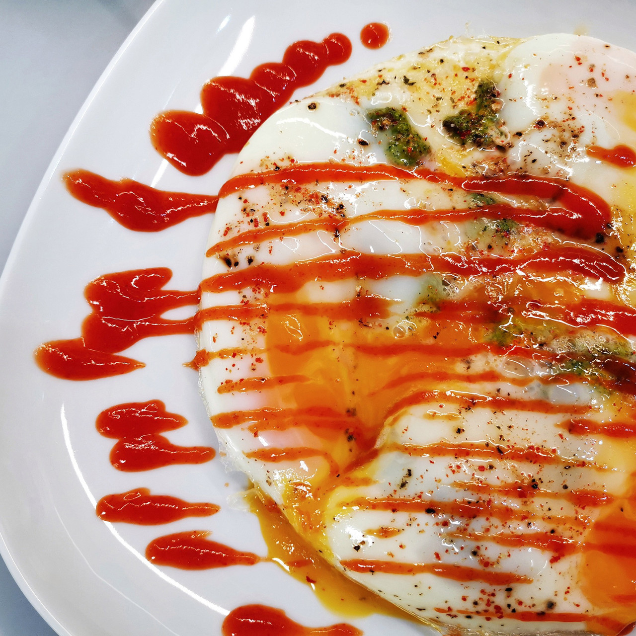 Луковая яичница с соусом песто