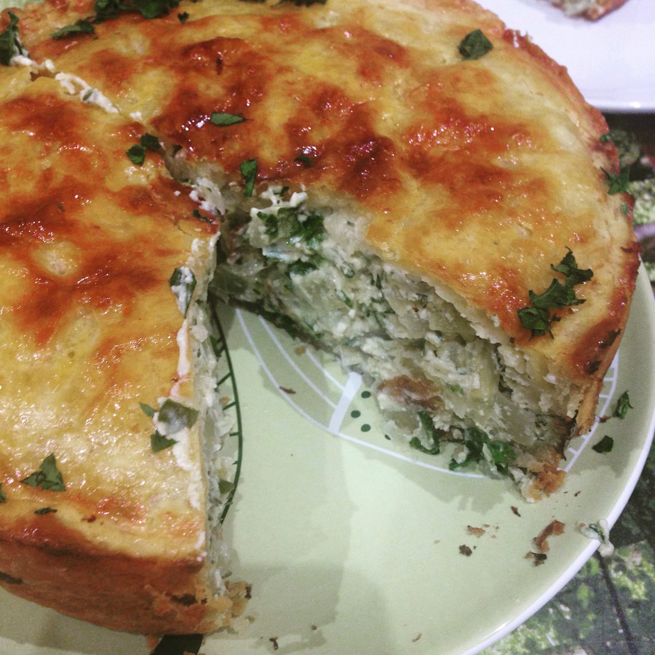 Луковый пирог со сметаной и мускатным орехом