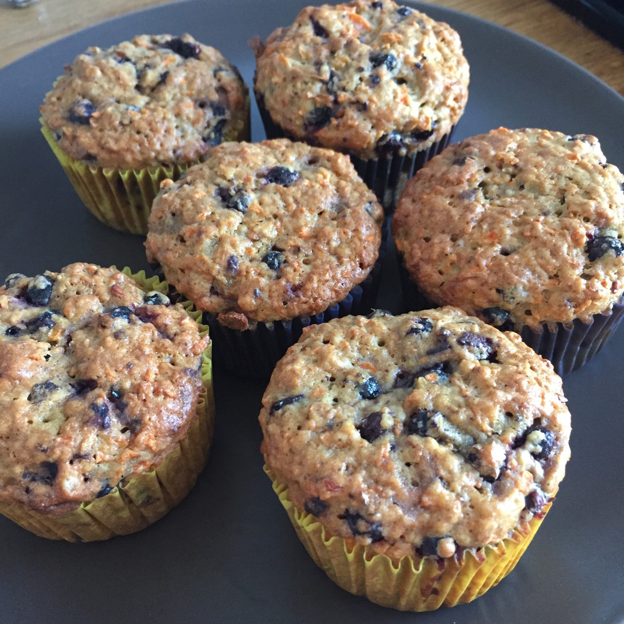 Маффины с морковью и черной смородиной