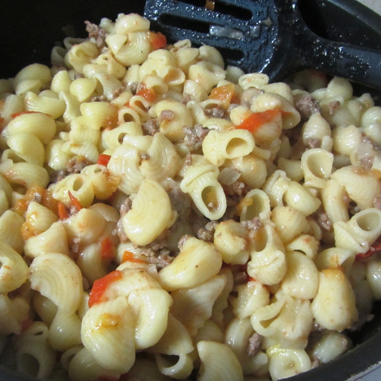 Макароны с фаршем и помидорами