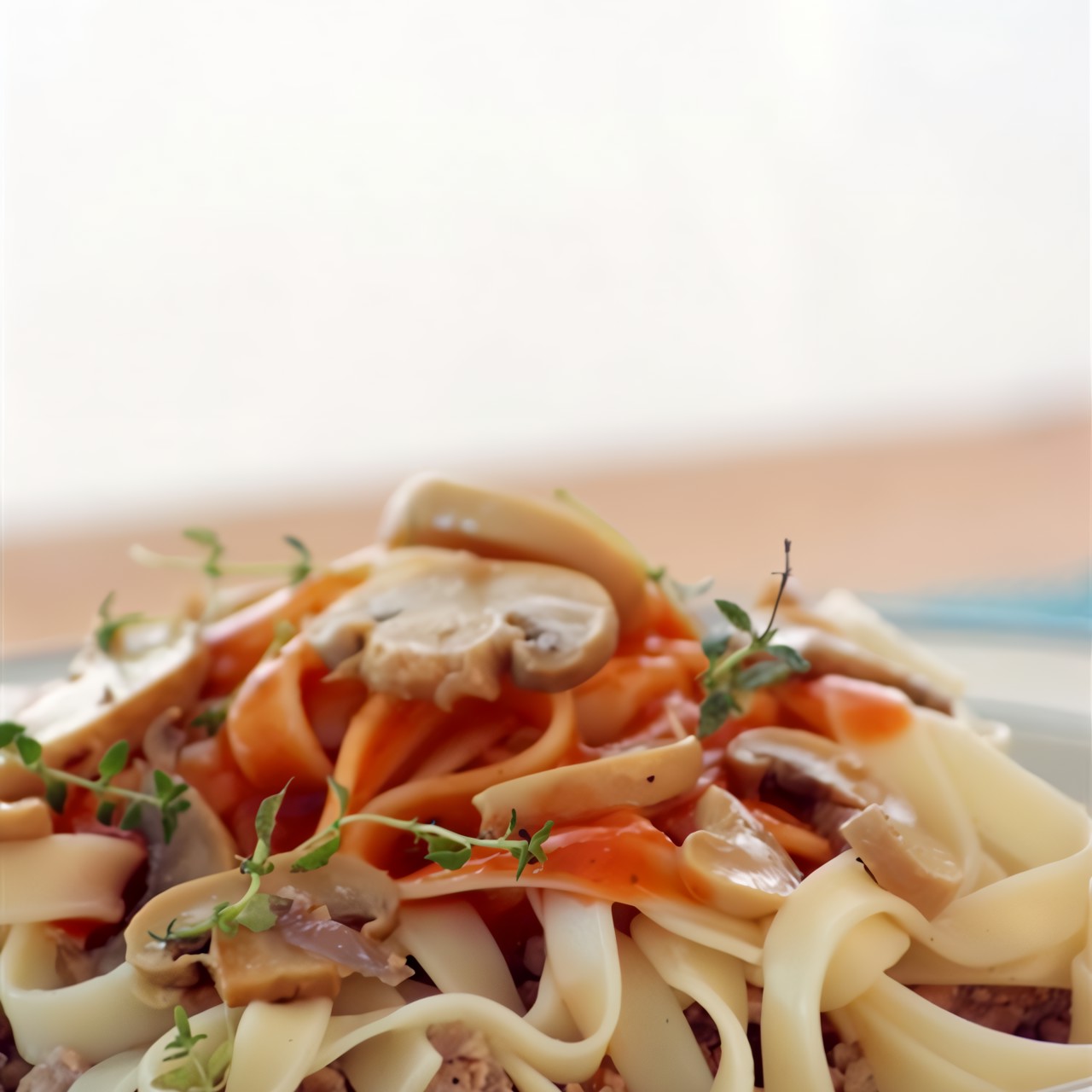 Макароны в томате с грибами и ветчиной