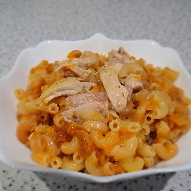 Макароны на сковороде с куриным мясом