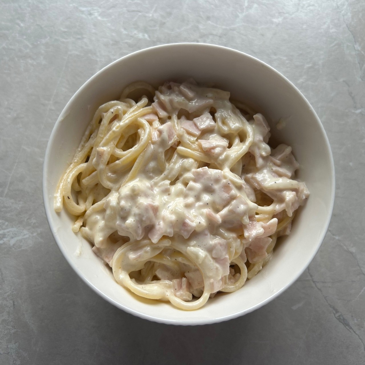 Макароны на сковороде с ветчиной в сливочном соусе