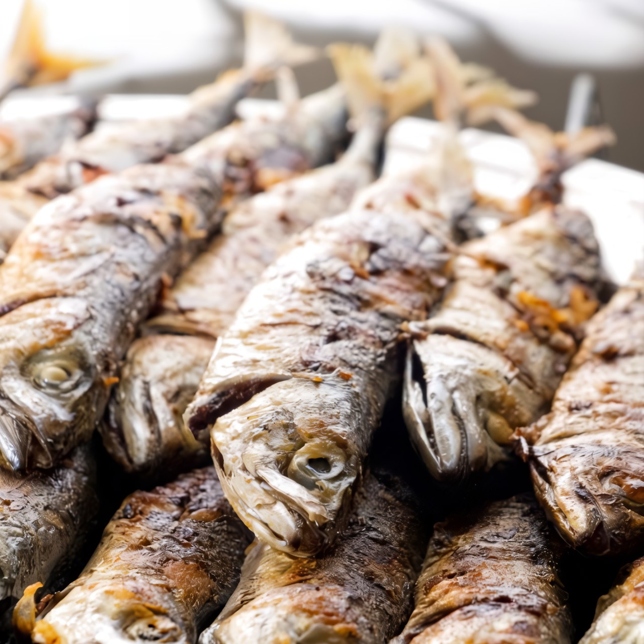 Макрель с чесночным соусом и лимонным соком