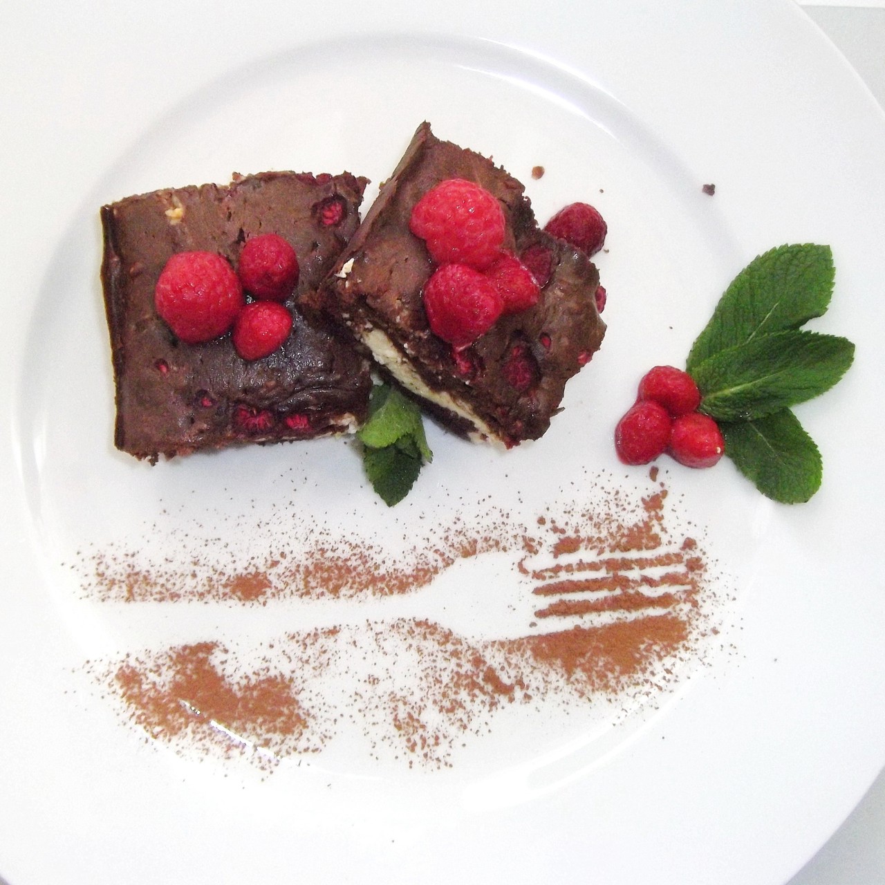 Малиновый мраморный брауни