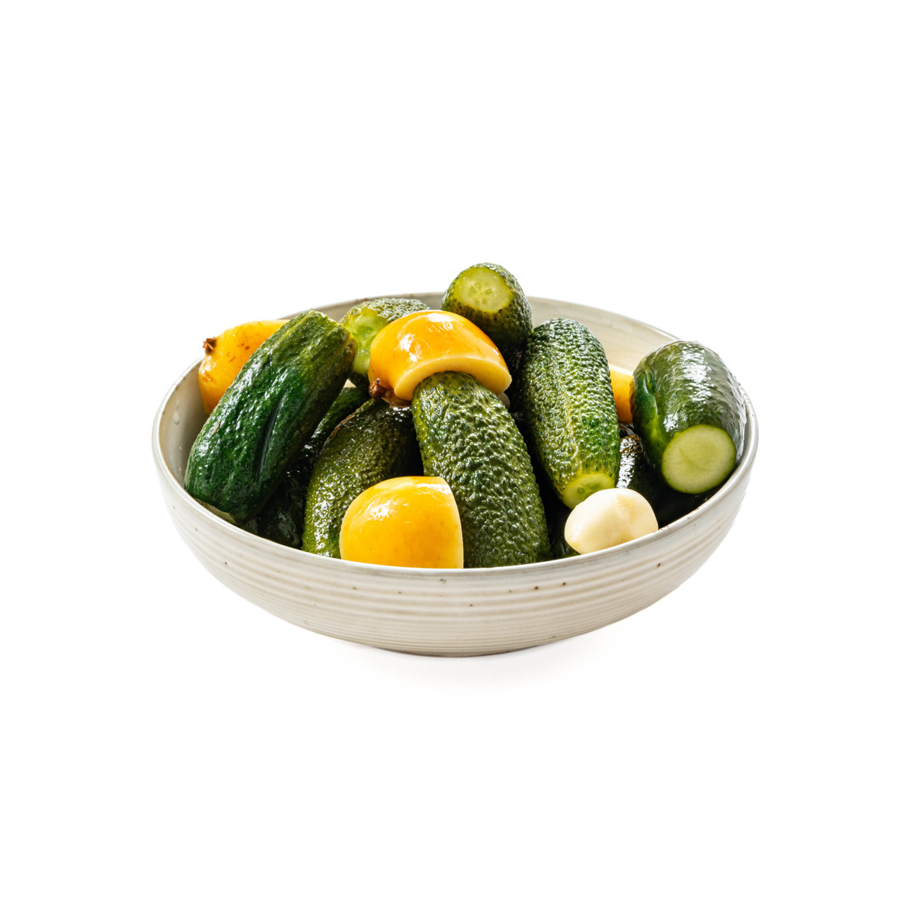 Малосольные огурцы с яблоком