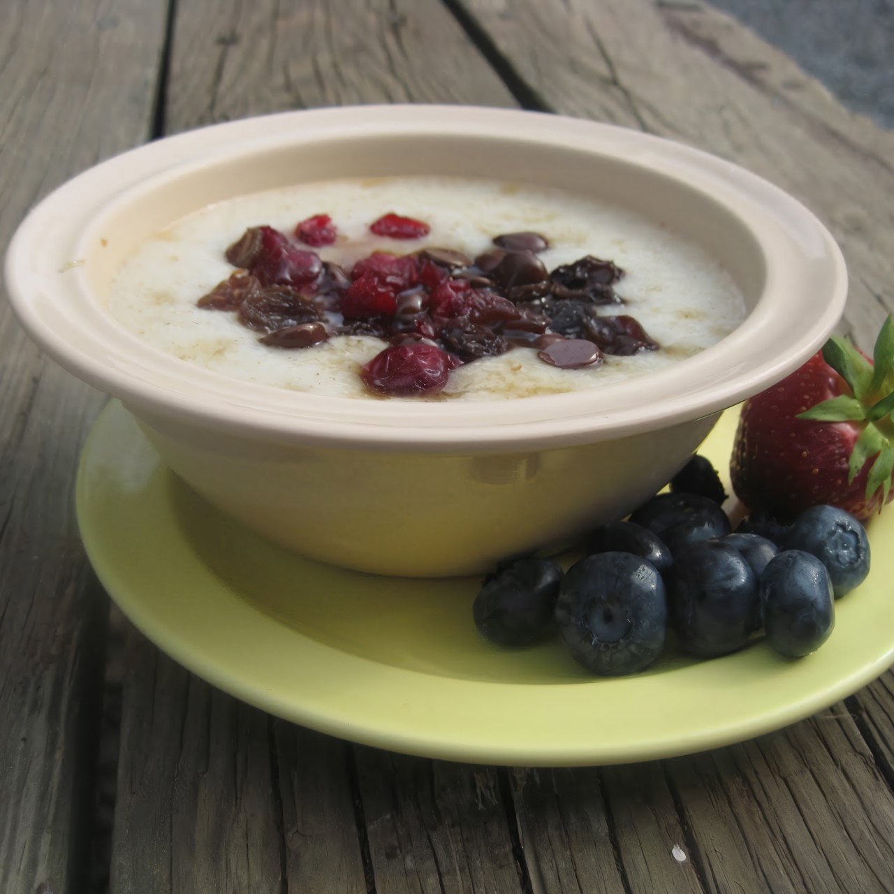 Манная каша с белым и темным шоколадом и вяленой вишней