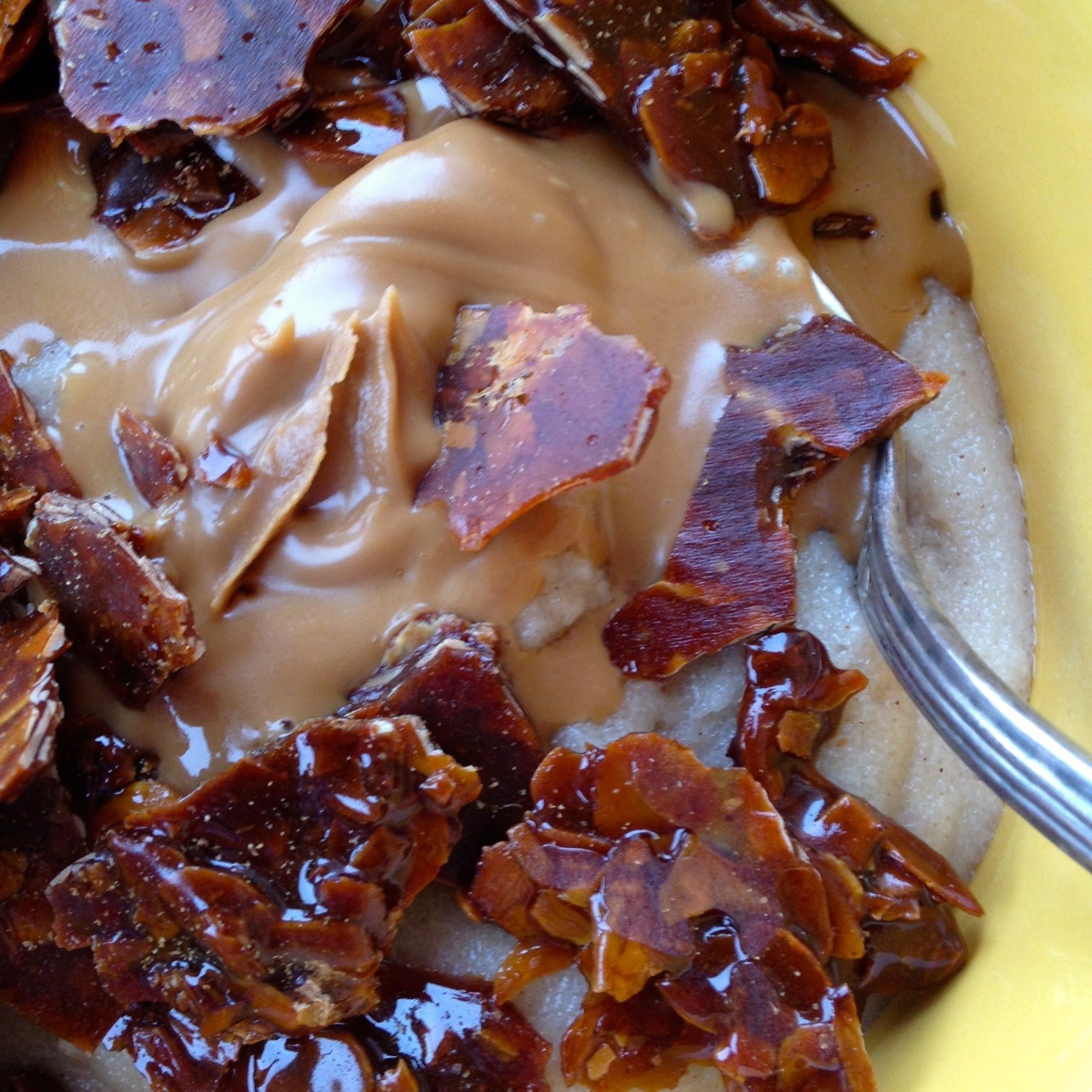 Манная каша с пряничной пастой и миндальными хлопьями