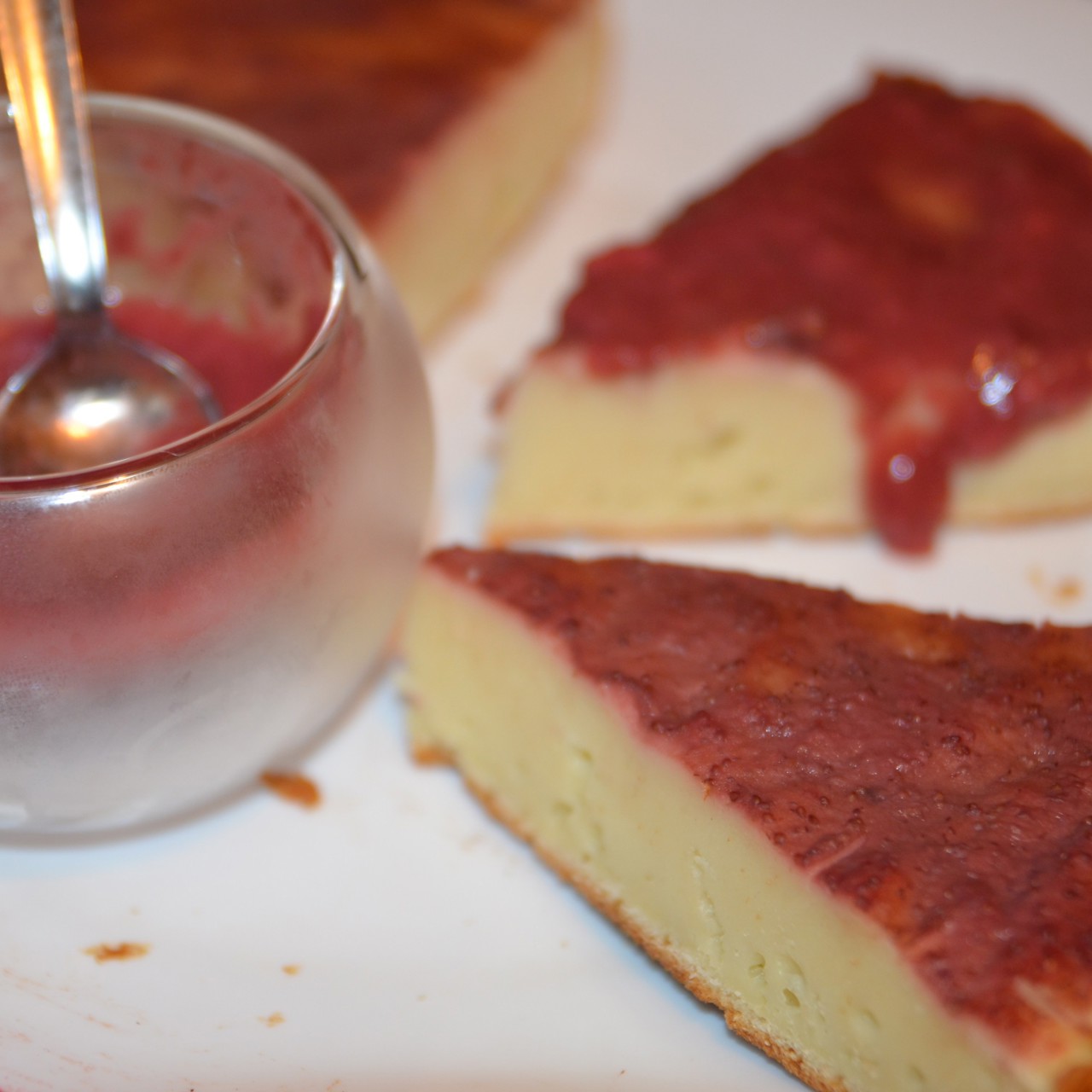 Манник с земляничным соусом