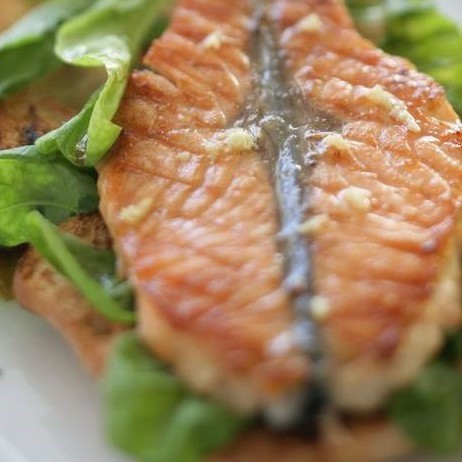 Маринованная семга на гриле с хлебом и салатом