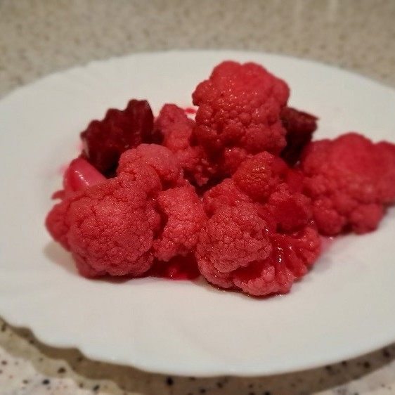 Цветная капуста, маринованная со свеклой