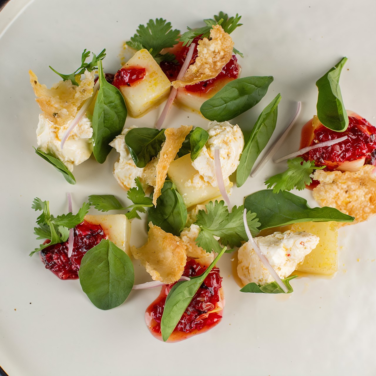 Маринованная дыня со сливочным сыром и соусом из острого перца