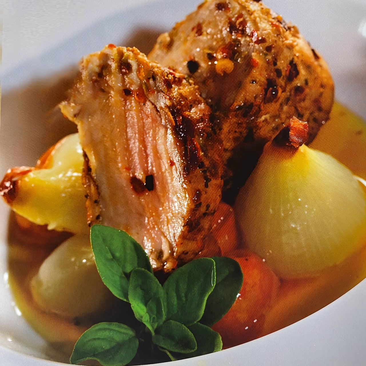 Маринованная свиная корейка с конфи из томатов и жемчужного лука