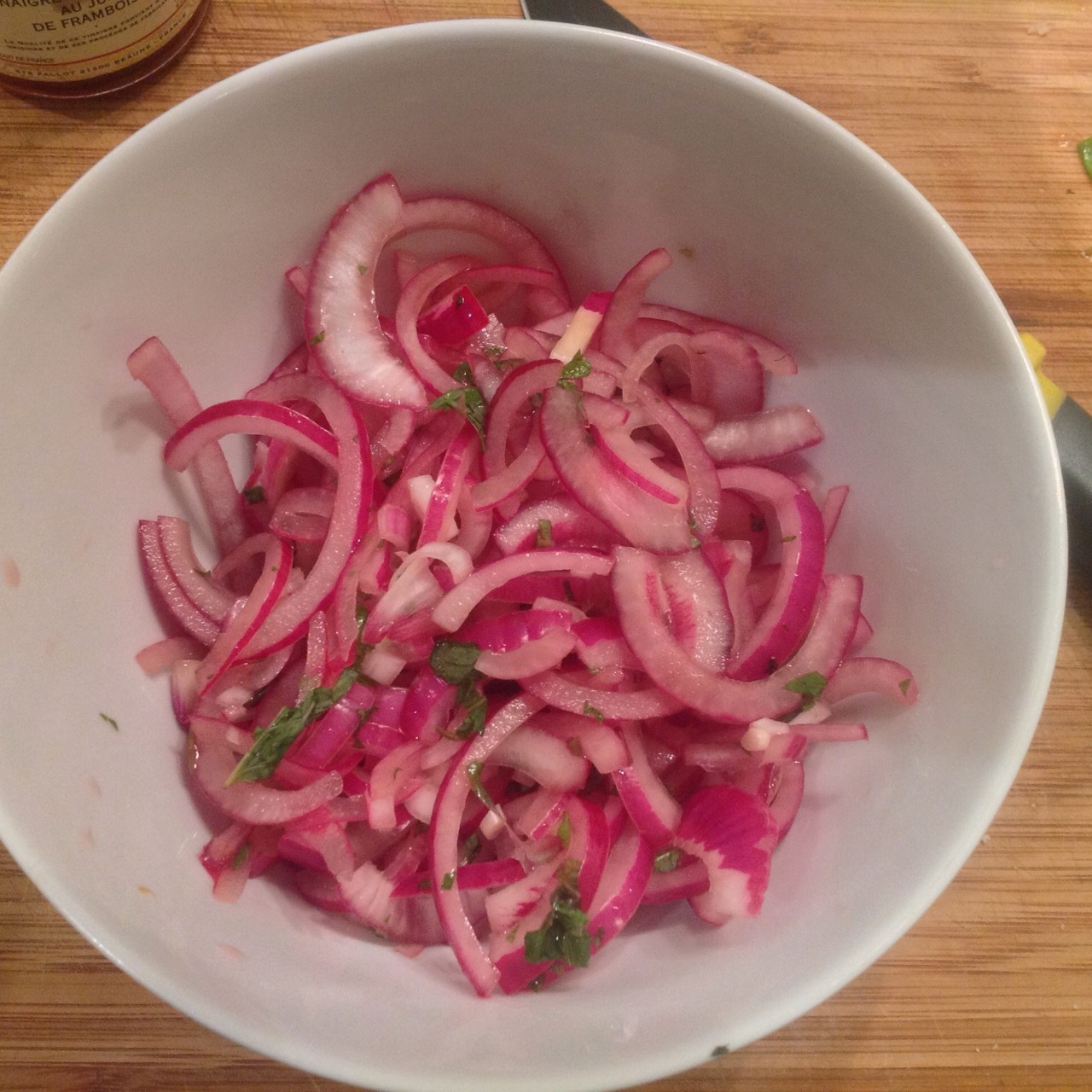 Маринованный красный лук с мятой