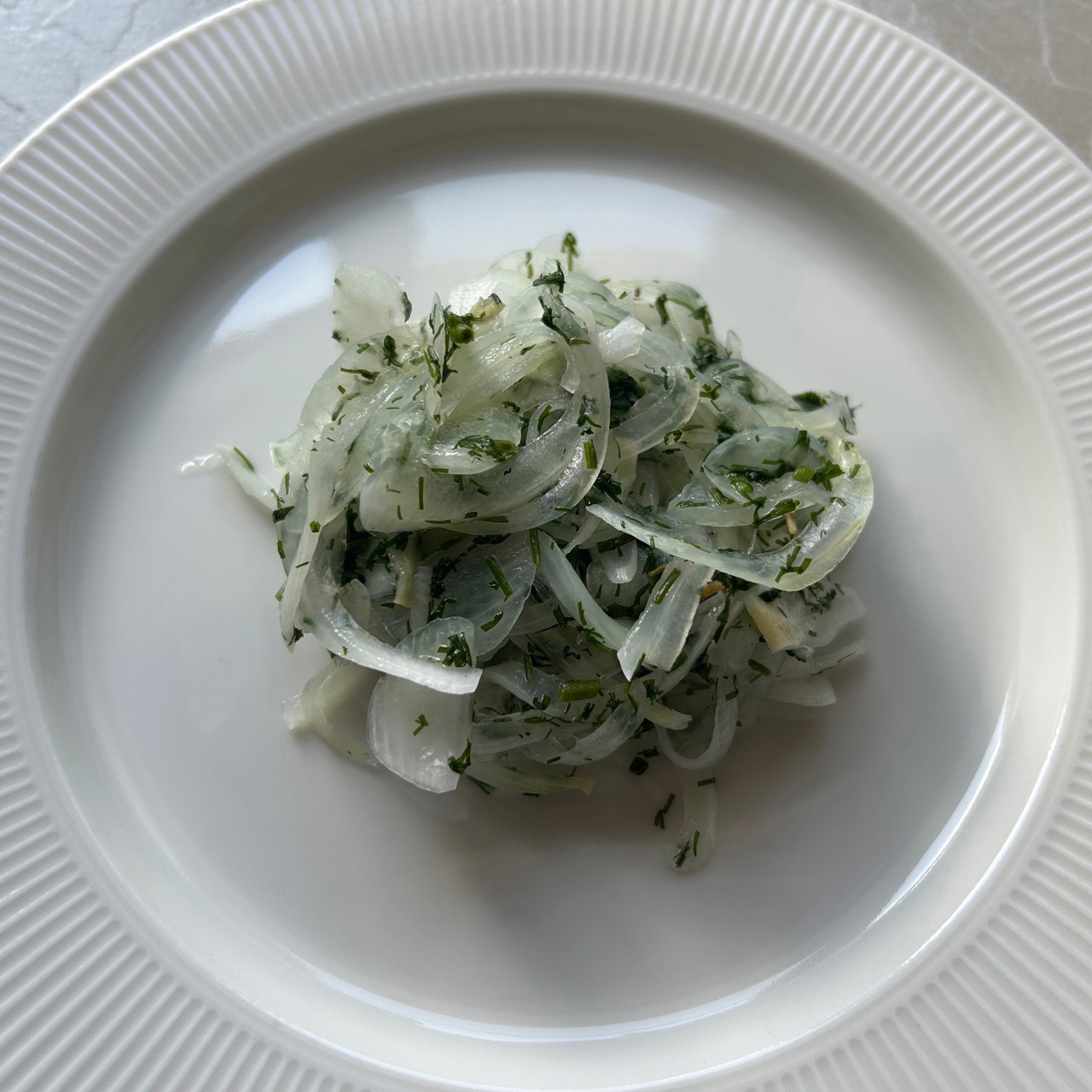 Маринованный лук с укропом